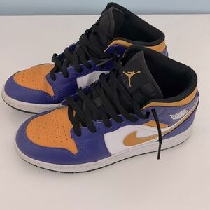 Air Jordan 1 
Youth sneakers